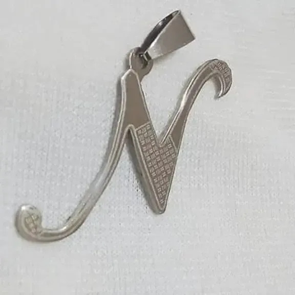 پلاک استیل زنانه طرح حرف N رنگ نقره ای