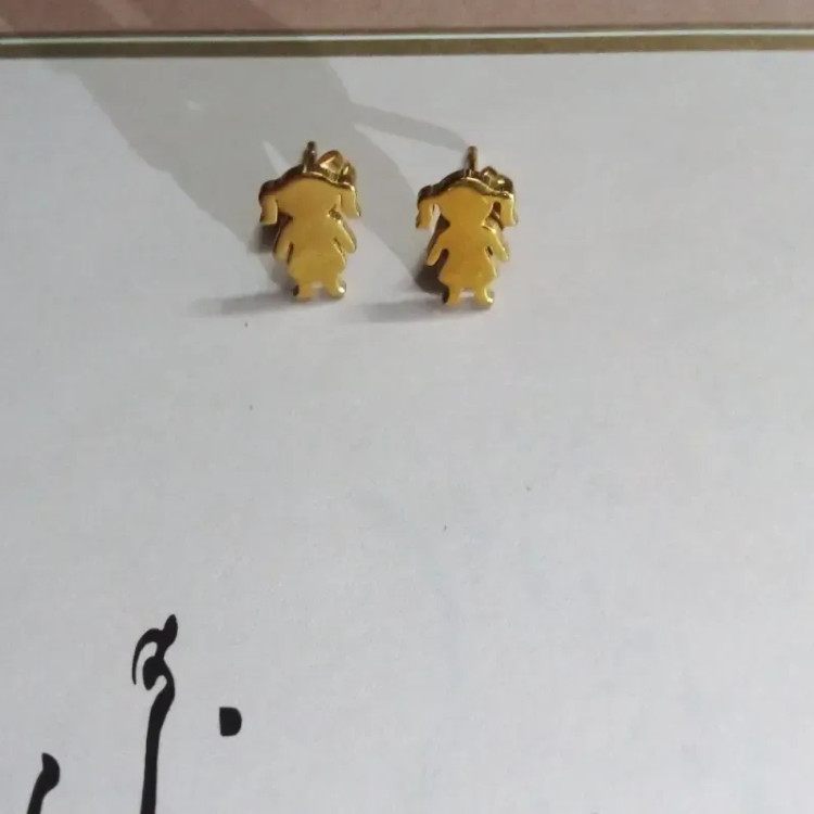 گوشواره زنانه میخی استیل طرح آدمک رنگ طلایی ضد حساسیت
